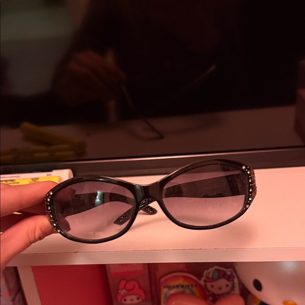 Elegant Black Sunglasses with Rhinestone Accents